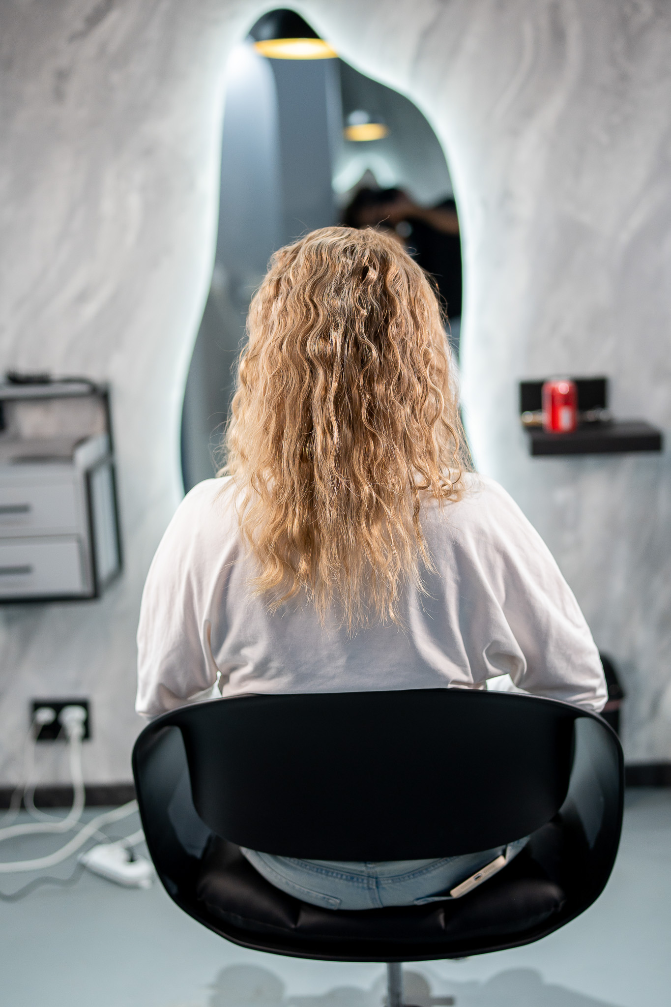 Salon - Krullend haar voor spiegel