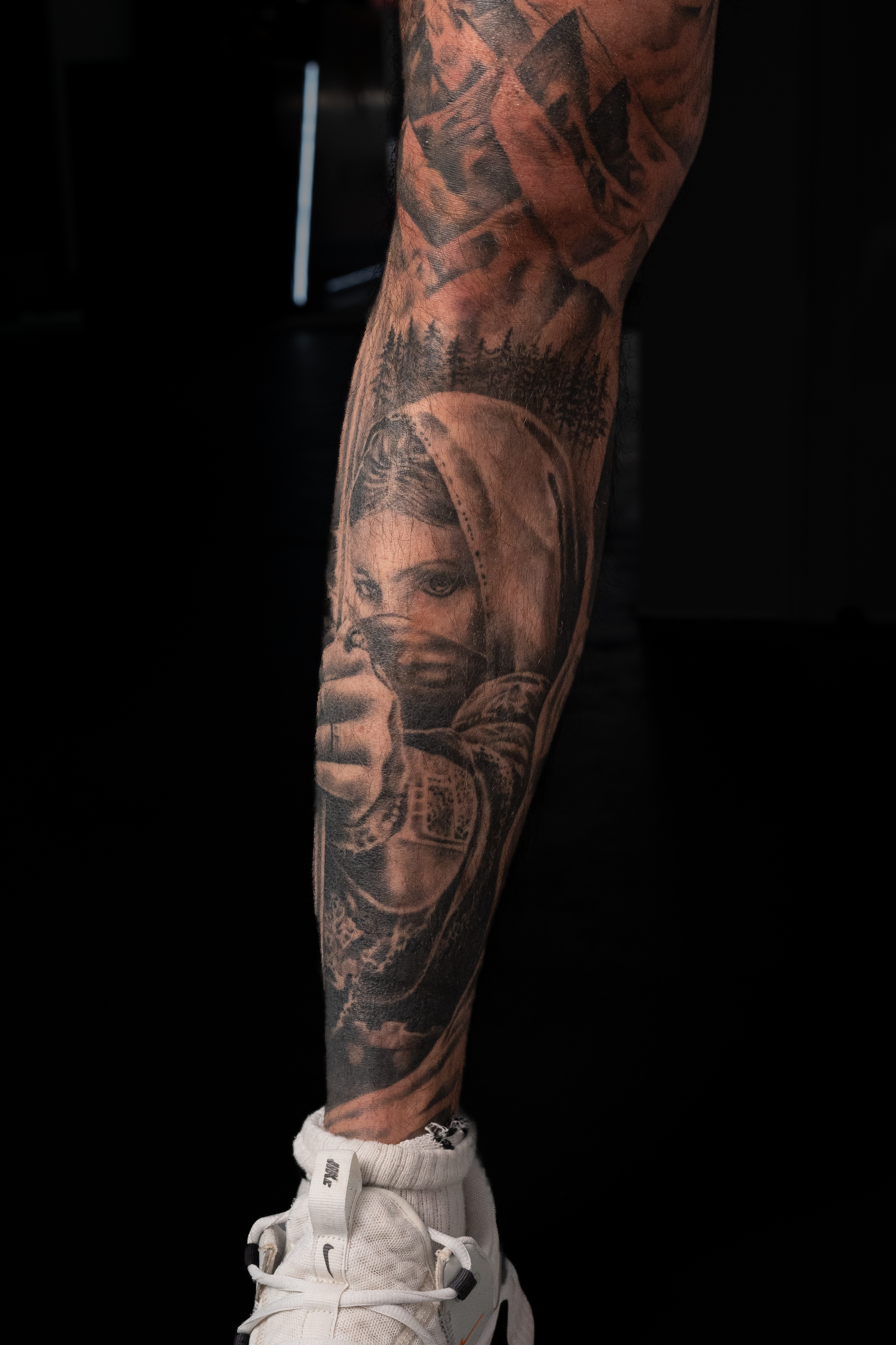 Tattoo - Leg sleeve met berglandschap